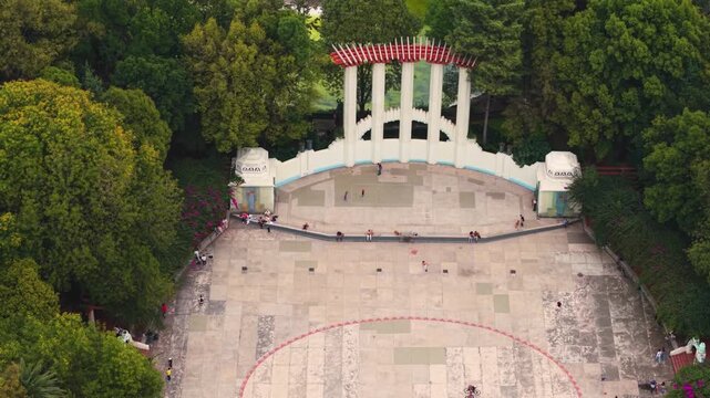 Zoom lens shot compressing view of Foro Lindbergh in Condesa's Parque M&eacute;xico