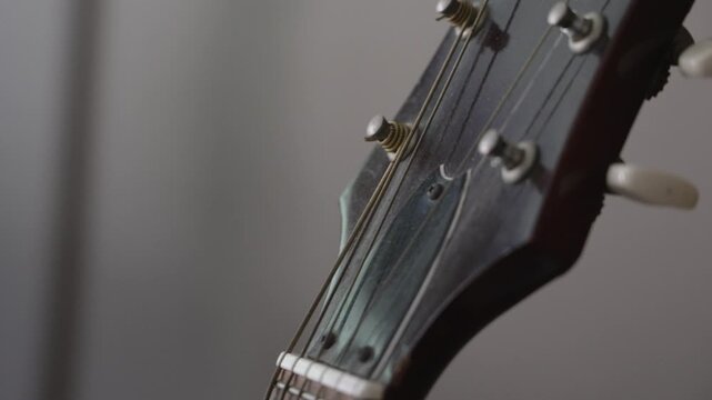Extreme close up loo at the white old-school tuning pegs.