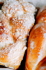 Freshly baked sweet bread with a golden crust and crumbly topping ready for serving