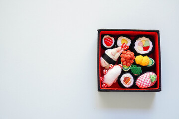 布で作ったお寿司の詰め合わせ　白背景　コピースペース