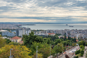Obraz premium Aerial view from eastern part of Walls of Thessaloniki, remains of Byzantine walls in Thessaloniki, Greece