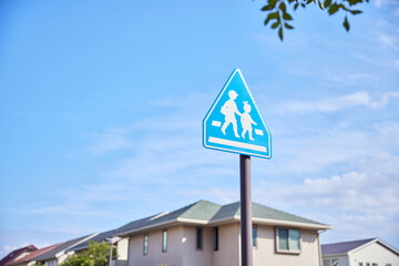 住宅街と横断歩道の標識