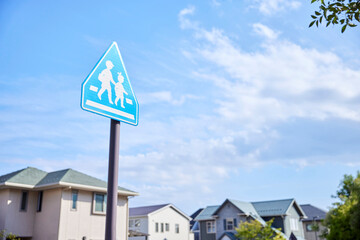 住宅街と横断歩道の標識