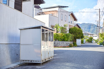 住宅街に置かれたゴミ箱