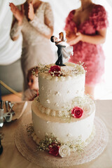 wedding cake with roses