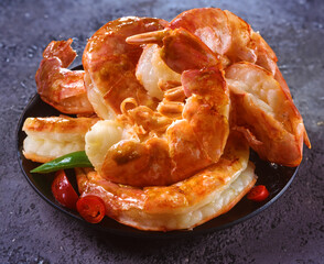 Garnelen Stapel auf Teller mit Paprika und Chili, Scampis, Krabben, Hummerschwänze, easy peal, 