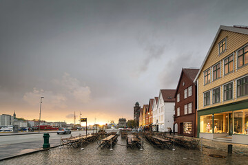 couché de soleil devant les terrasses au quartier de Bryggen à Bergen en Norvège