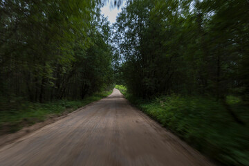 Obraz premium The effect of speed on the road and blur. View of the road on a summer day.
