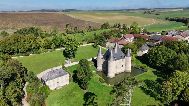 Le ch&acirc;teau de Landreville est une ancienne maison forte du XVI e si&egrave;cle, qui se dresse sur la commune fran&ccedil;aise de Bayonville dans le d&eacute;partement des Ardennes