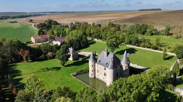 Le ch&acirc;teau de Landreville est une ancienne maison forte du XVI e si&egrave;cle, qui se dresse sur la commune fran&ccedil;aise de Bayonville dans le d&eacute;partement des Ardennes
