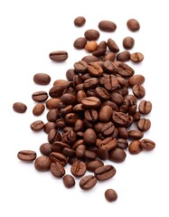 Naklejka premium Roasted coffee beans scattered on white background