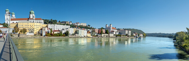Obraz premium Passau, Germany: morning light on the old town, the Inn river, Mary's bridge and the impressive St Stephan cathedral 