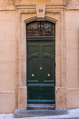 Zweiflügelige, dunkelgrün gestrichene Holztür