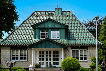 Wohnhaus mit grünen Dachziegeln in Schneverdingen