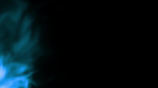 Lodernde blaue Flammen vor schwarzem Hintergrund &ndash; intensive Feueranimation f&uuml;r Energie, W&auml;rme, Leidenschaft, Gefahr, Dynamik und dramatische visuelle Effekte, Kamin, Brand, Feuerwehr, brennen, Grille