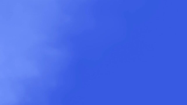 Mystische Rauchschleier & Nebelschwaden &ndash; Wolkenhimmel, blau, Stimmungsvolle Visualisierung f&uuml;r Produkte, Design & Werbung mit Atmosph&auml;re, Tiefe und geheimnisvoller Wirkung, Studioeffekt
