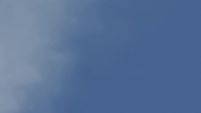 Mystische Rauchschleier & Nebelschwaden &ndash; Wolkenhimmel, blau, Stimmungsvolle Visualisierung f&uuml;r Produkte, Design & Werbung mit Atmosph&auml;re, Tiefe und geheimnisvoller Wirkung, Studioeffekt
