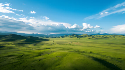 Obraz premium Green rolling hills under blue sky