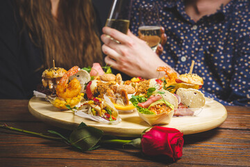 Romantyczna kolacja dla dwojga w restauracji. 