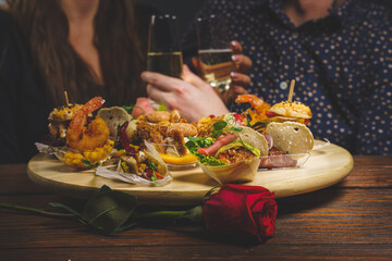 Romantyczna kolacja dla dwojga w restauracji. 