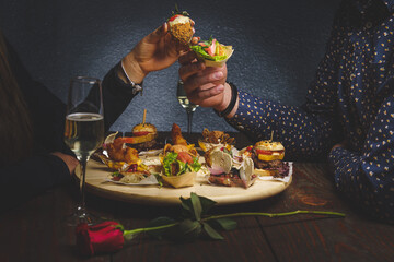 Romantyczna kolacja dla dwojga w restauracji. 