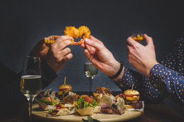 Romantyczna kolacja dla dwojga w restauracji. 