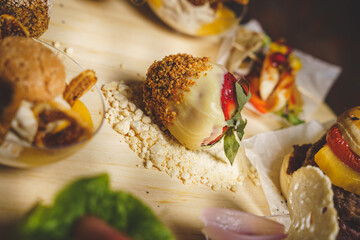 Kolorowe jedzenie stylu fusion.