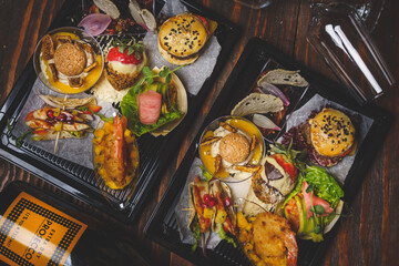 Romantyczna kolacja dla dwojga w restauracji. 