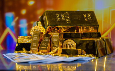 Investors analyze gold's price swings within an overall rising market.