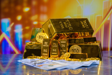 Investors analyze gold's price swings within an overall rising market.