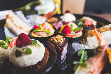 Jedzenie, przekąski, ciasta.  © voro