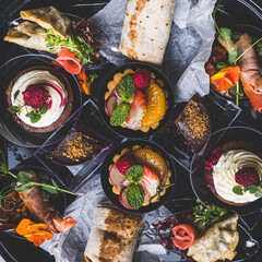 Jedzenie, przekąski, ciasta.  © voro