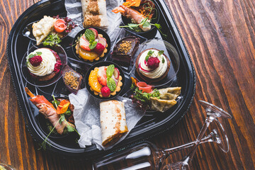 Jedzenie, przekąski, ciasta.  © voro