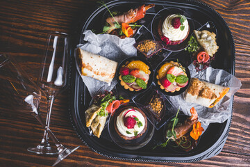 Jedzenie, przekąski, ciasta.  © voro