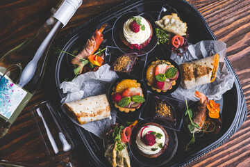 Jedzenie, przekąski, ciasta.  © voro