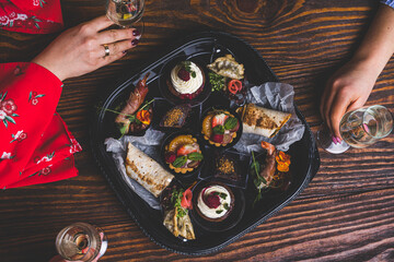 Jedzenie, przekąski, ciasta.  © voro