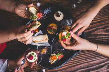 Jedzenie, przekąski, ciasta.  © voro