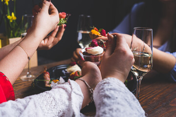 Jedzenie, przekąski, ciasta.  © voro