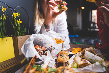 Jedzenie, przekąski, ciasta.  © voro