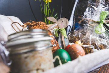 rodzine święta przy stole z pisankami © voro