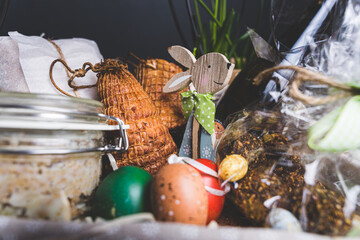 Wielkanocne przysmaki na tradycyjnym polskim stole. © voro