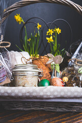 Wielkanocne przysmaki na tradycyjnym polskim stole. © voro