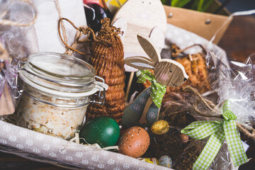 Wielkanocne przysmaki na tradycyjnym polskim stole. © voro