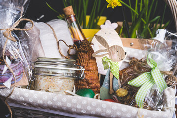 Wielkanocne przysmaki na tradycyjnym polskim stole. © voro