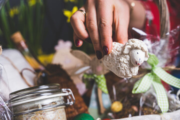 Wielkanocne przysmaki na tradycyjnym polskim stole. © voro