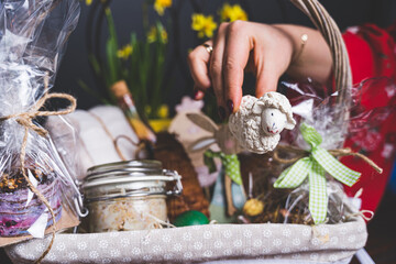 Wielkanocne przysmaki na tradycyjnym polskim stole. © voro