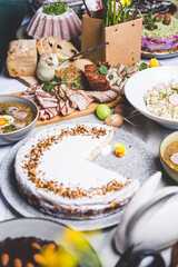 Wielkanocne przysmaki na tradycyjnym polskim stole. © voro