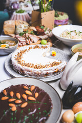 Wielkanocne przysmaki na tradycyjnym polskim stole. © voro