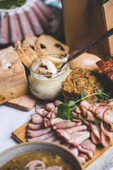 Wielkanocne przysmaki na tradycyjnym polskim stole. © voro