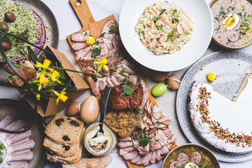 Wielkanocne przysmaki na tradycyjnym polskim stole. © voro